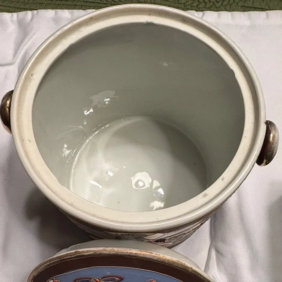 vintage Japanese Satsuma moriage porcelain covered biscuit jar. - Picture 3 of 5